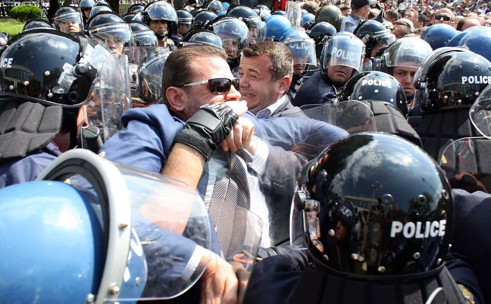 Taulant Balla u qëllua për shkak të “të luftës së pakompromis dhe qëndrimeve të qarta politike kundër krimit dhe korrupsionit”. A mund të mos qeshësh?