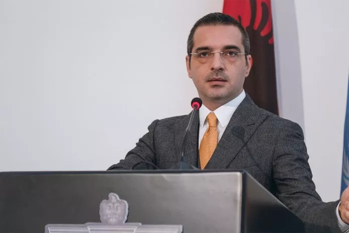 Gjurmë gishtash mbi pajisjen përgjuese të gjetur në zyrën e ministrit të Brendshëm