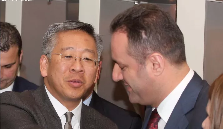 A duhet t'i besojmë ambasadorit amerikan?