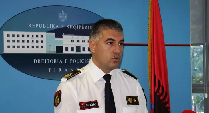 Policia flinte gjumë kur makina e armatosur pushtoi pistën e aeroportit. Është pak ta quash tallje këtë reagim (foto)