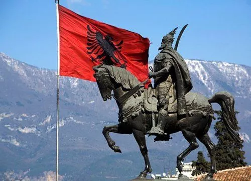 Spektakli identitar me Skënderbeun