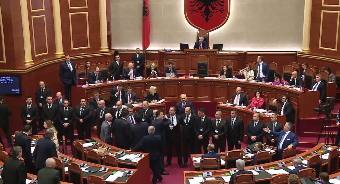 “Jemi demokraci pocaqi, ndaj ndërhyjnë të huajt. Parlamenti i sotshëm, me njerëz nga rruga”