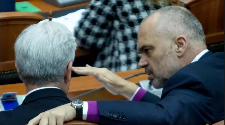 Dashuria mbaroi, lypet qetësi!