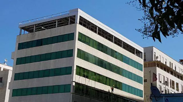 Akuza/Ka një vendim prishjeje për pallatin, deputeti Sadri Abazi i shton edhe një kat pa leje