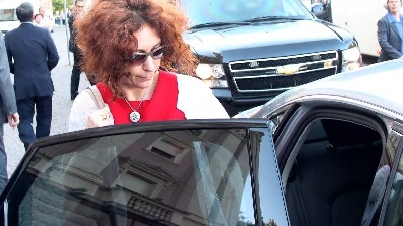 Vlahutin sqaron çështjen e mosdeklarimit të pasurisë/Çështje poste dhe gjeografie. Formulari në Zagreb, ndërkohë  që ndodhej në Tiranë