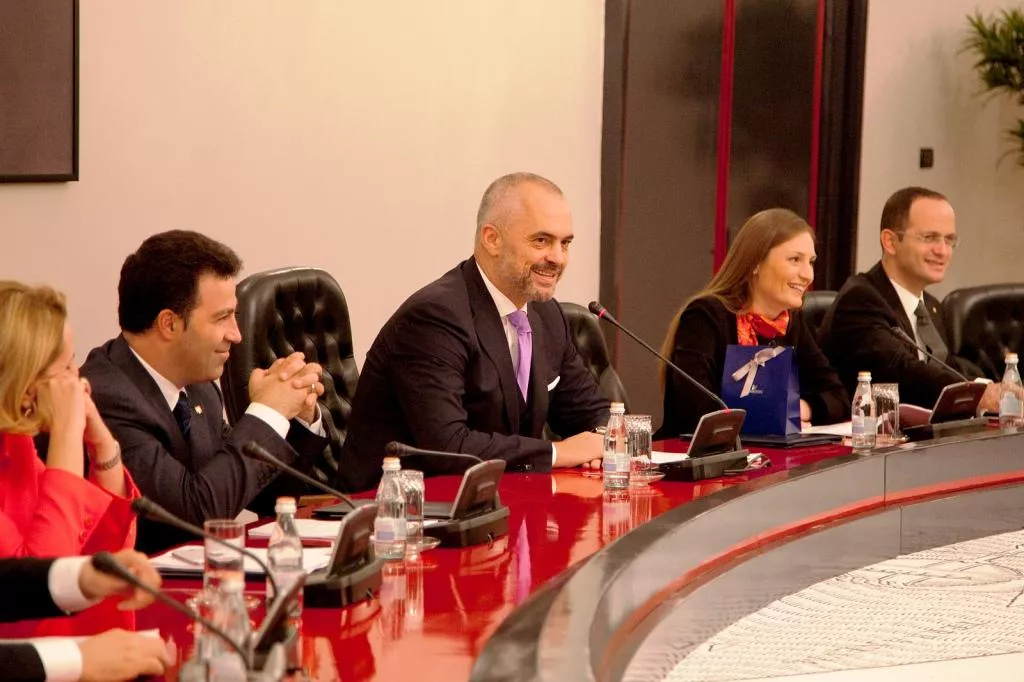 Vëzhgim: Pse i mbron përherë të akuzuarit?