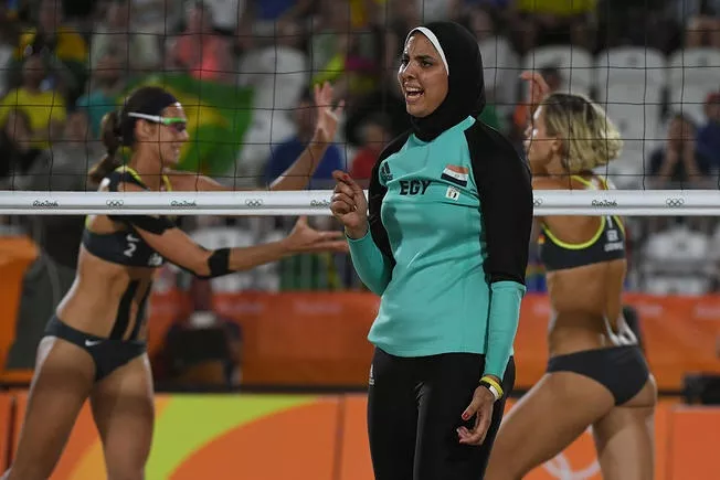 Volejbollistet egjiptiane dalin të veshura në Olimpiadë