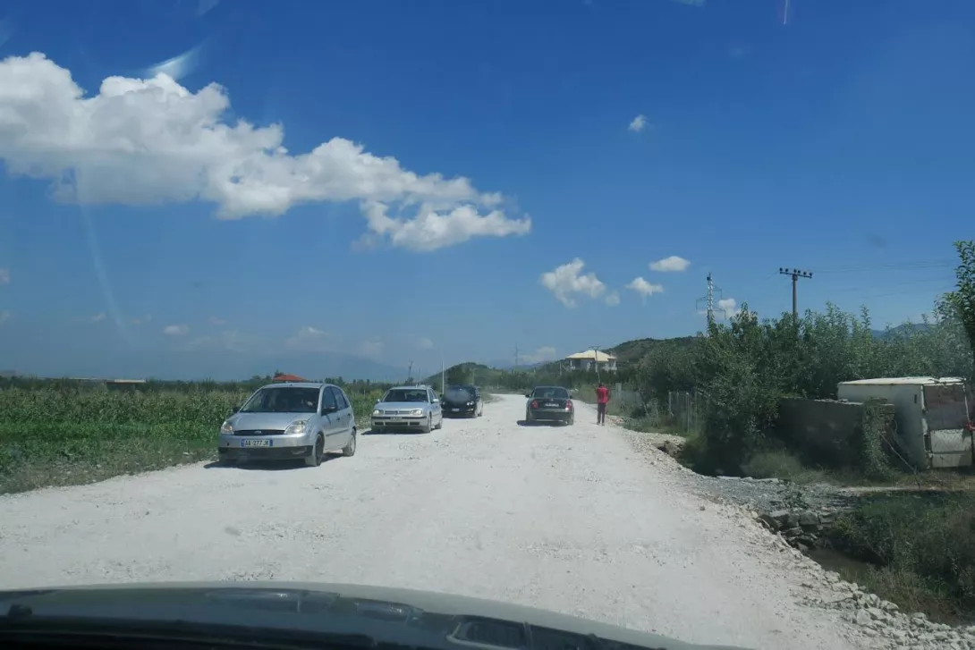 Rrugët e lëna përgjysmë dhe një opozitë që zvarritet