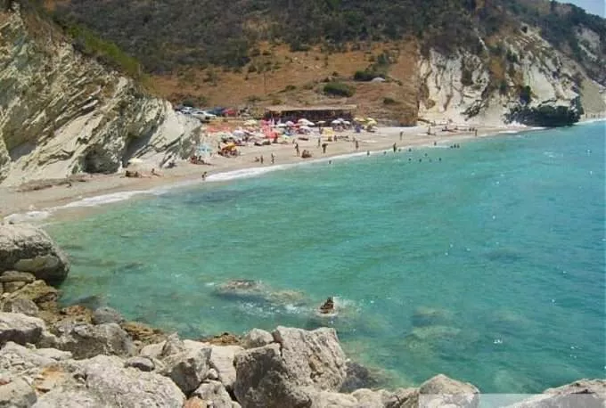 Video/Skafi i Fatmir Kuçit sjell në breg trupin e pajetë të turistit rus, Naumov