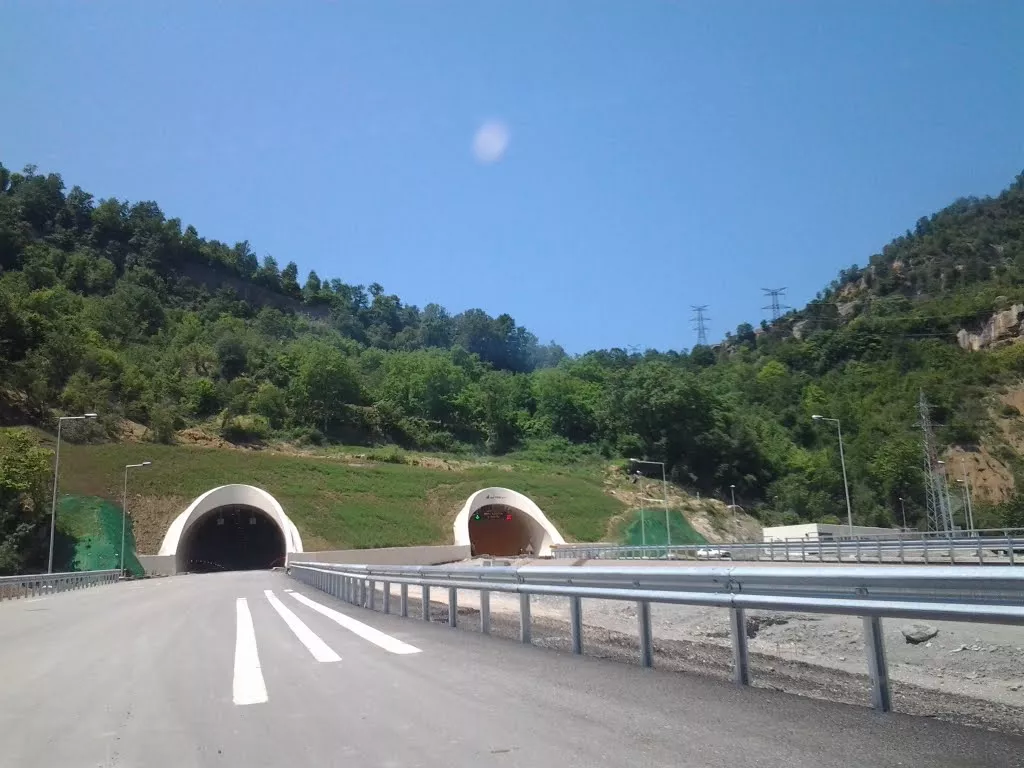 Kosto të mbivendosura për rrugën Tiranë-Elbasan, 1 miliardë lekë për mirëmbajtjen e tunelit të Krrabës