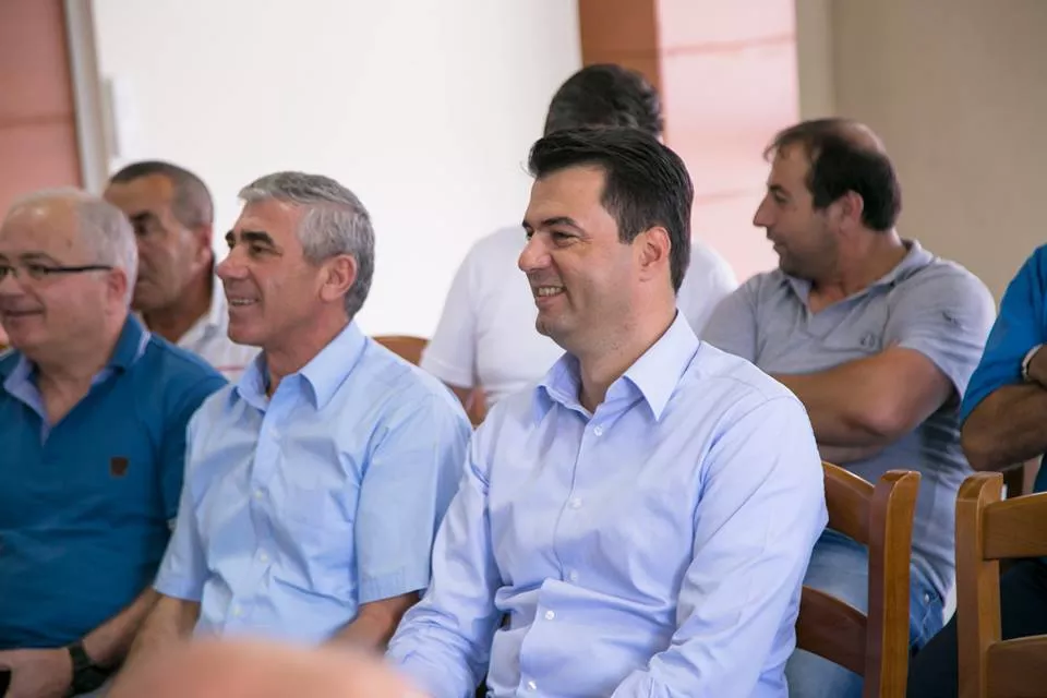 Një qeveri e inkriminuar që fiton me zgjedhje dhe një opozitë e reduktuar në selinë e saj