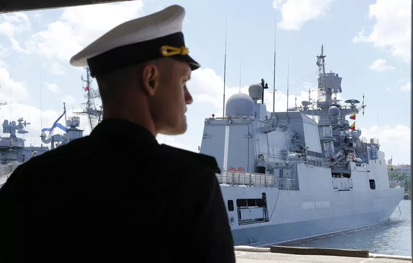 Fregata ruse "Admiral Grigorovich" ankorohet në Korfuz (video). Kodheli projekton bazë të NATO-s në Bizë të Martaneshit