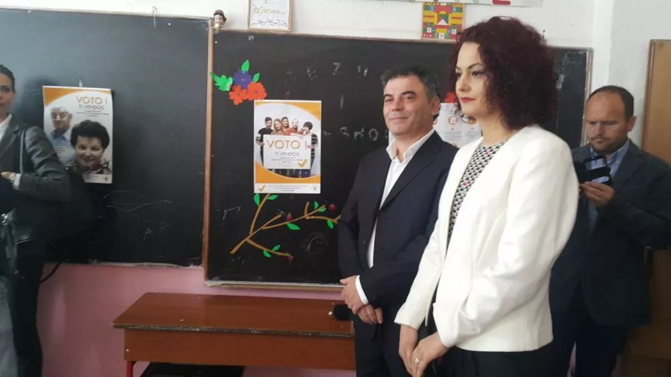 Zgjedhjet në Dibër, akuza për thasë me miell e para në këmbim të votës. Policia në një linjë me denoncimet e PS
