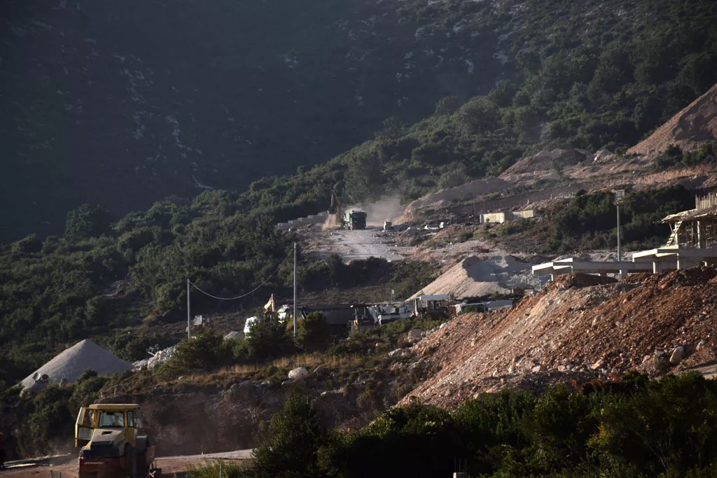 Resorte turistike në bregdet mbi prona të grabitura. Qeveria di gjithçka, por vazhdon të japë leje