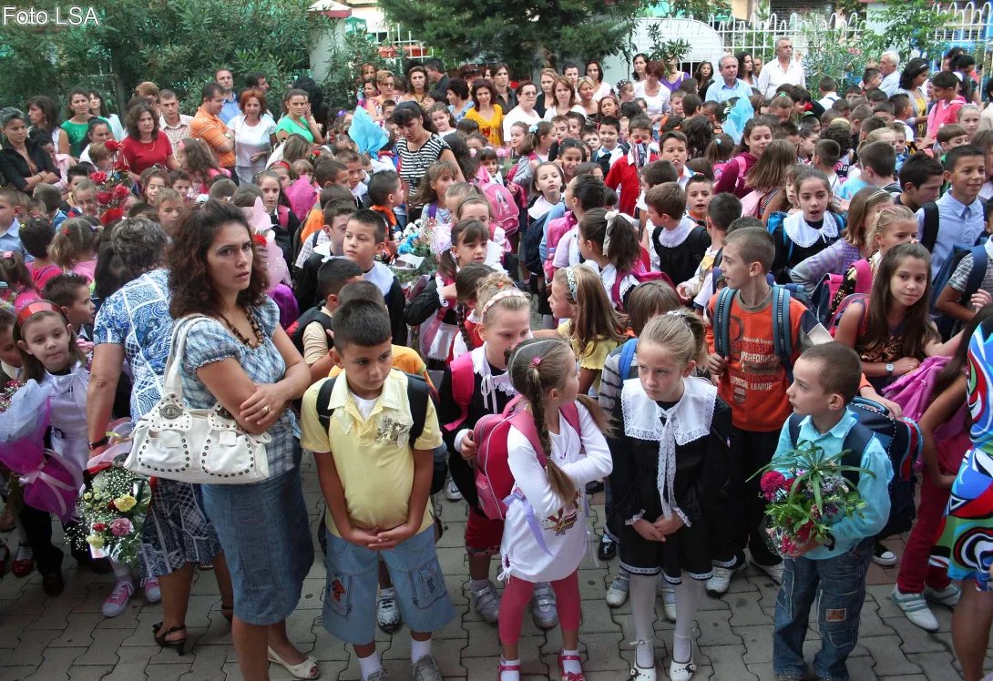 Nuk janë vetëm maturantët/Probleme me librat dhe mësimin me turne