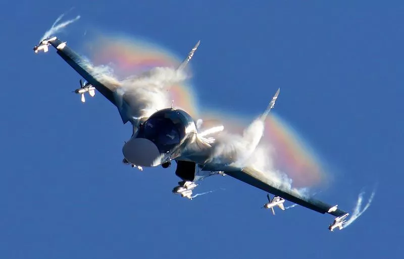Sukhoi 34, bombarduesi rus kryen fluturim me shpejtësi supersonike në stratosferë
