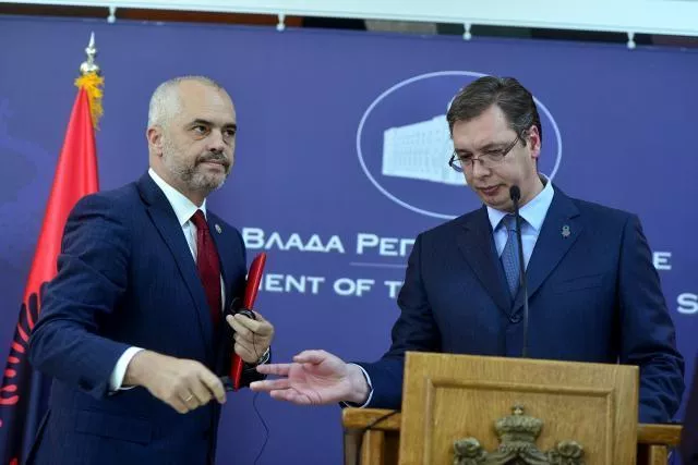 Shakatë e kryeministrit në Beograd, nga Prishtina i kërkojnë të mos flasë në emër të gjithë shqiptarëve