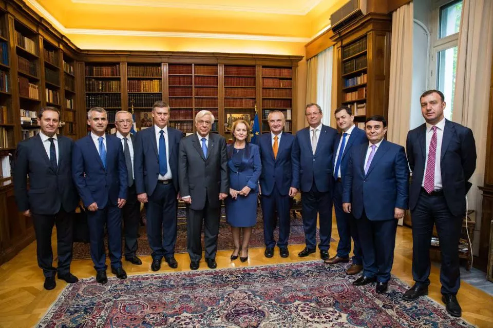 Pëllumb Xhufi gjen gabimin e Metës në vizitën në Greqi: Delegacioni shqiptar ishte i gjithi me toskë të zonës së Vjosës