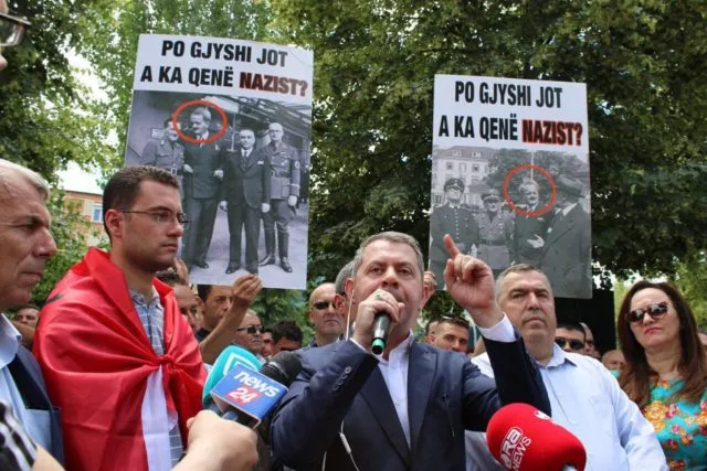 “Patate e nxehtë” në duart e diplomacisë deklarata e komisionerit Hahn