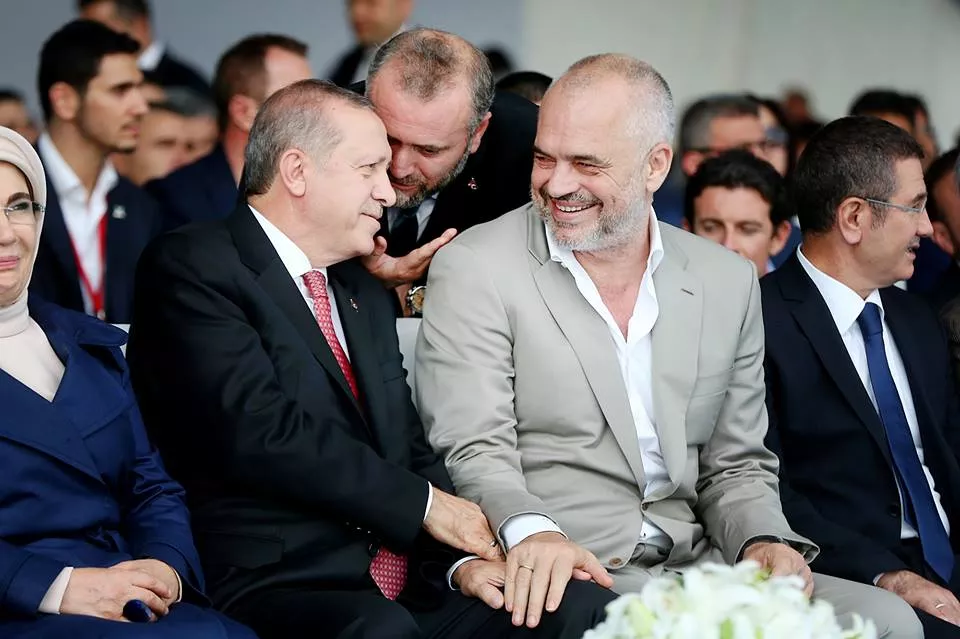 Erdogan nuk merret me monologje. Thjesht i arreston gazetarët