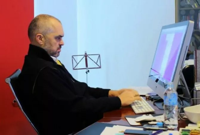 Humbja e betejës së parë me median online