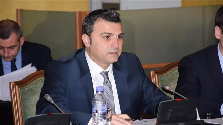 Fli i qetë o Guvernator, se nuk po ankohet njeri për pagat!