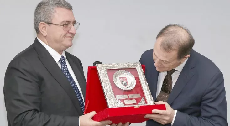 6 muaj më parë De Biasi shpallej “Nder i Kombit”, tani në sulm për ta hequr. Çfarë biznesi fshihet?