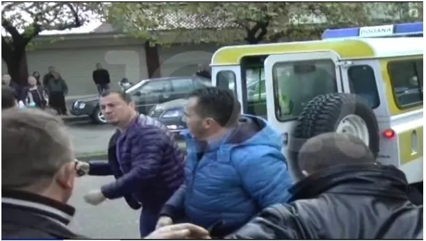 Policia e Shkodrës përplaset me tregtarët e duhanit, shefi i krimeve nxjerr armën (Video)