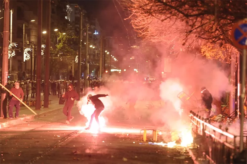 Përkujtohet revolta e studentëve, përleshje mes anarkistëve dhe policisë në Athinë