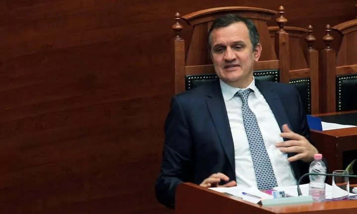 Deputeti socialist kërkon dorëheqjen e Ilir Beqajt
