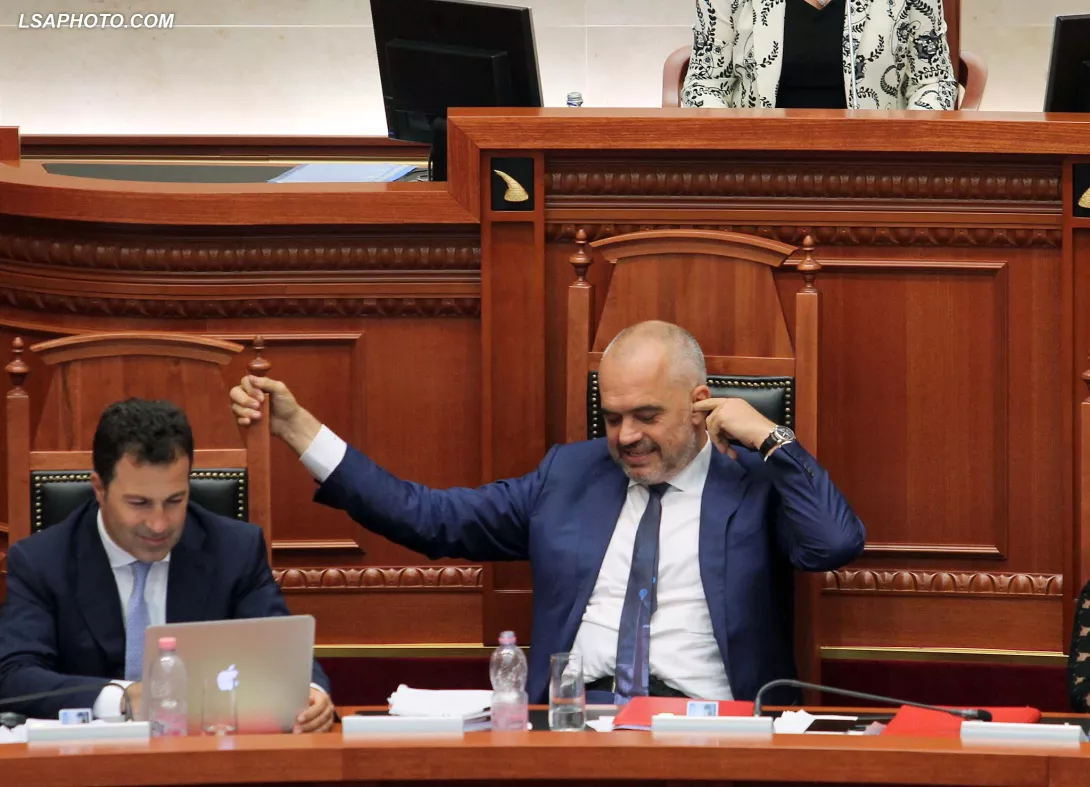 Ky nuk është kryeministri i PD-së, por i 1 milionë shuplakave. Dikush duhet t’ia kujtojë