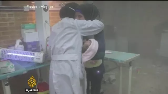 Spitali i fëmijëve bombardohet gjatë raportimit live (Video)
