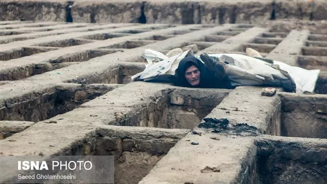 Iran, të pastrehët flenë varre të boshatisura