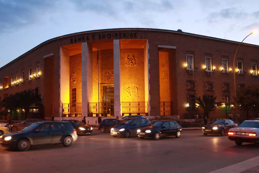 Studimi/47 % e shqiptarëve i mbajnë kursimet jashtë bankave