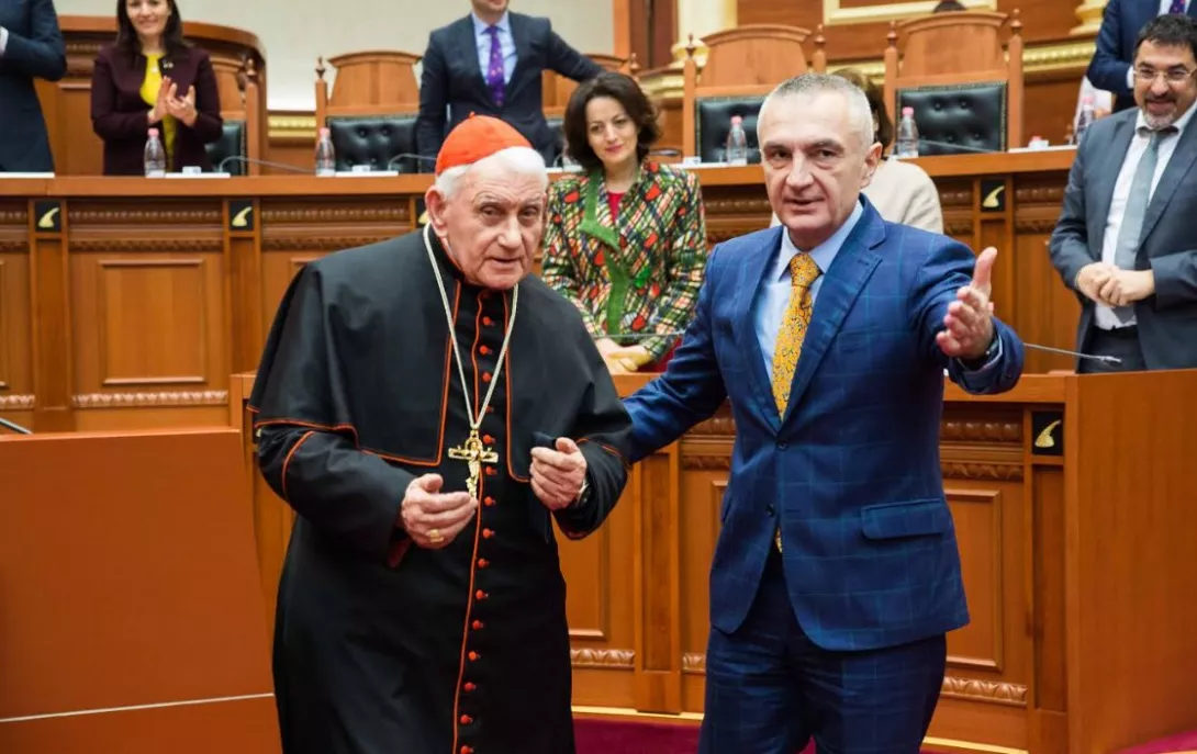Kardinali katolik Troshani i flet popullit pa dallim feje, krahine e ideje. Në emër të Kishës...