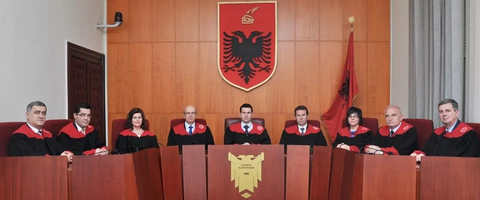Gjykata Kushtetuese mes histerikëve kronikë dhe Kushtetutës