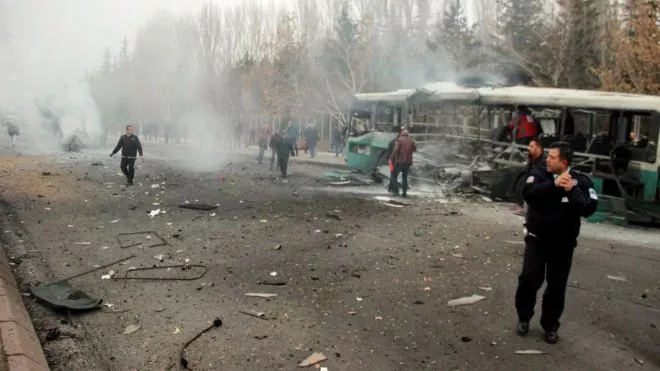 Tjetër sulm terrorist në Turqi, shpërthen autobusi me ushtarë (Foto, Video)
