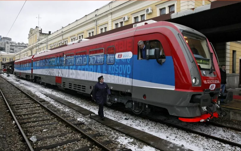 Ballkaniada e tensioneve në Mitrovicë - ndalet treni i nisur nga Beogradi