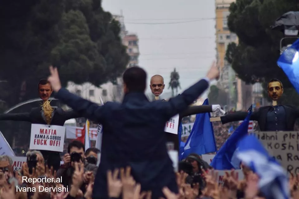Fotolajm/Protestë në Shqipëri