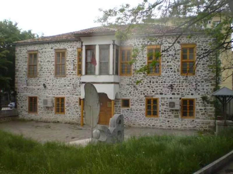 7 mars 1887 - Mësonjtorja e parë shqipe