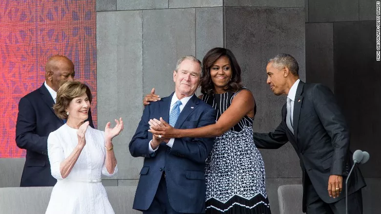 George W. Bush dhe  Michelle Obama larg dallimeve partiake