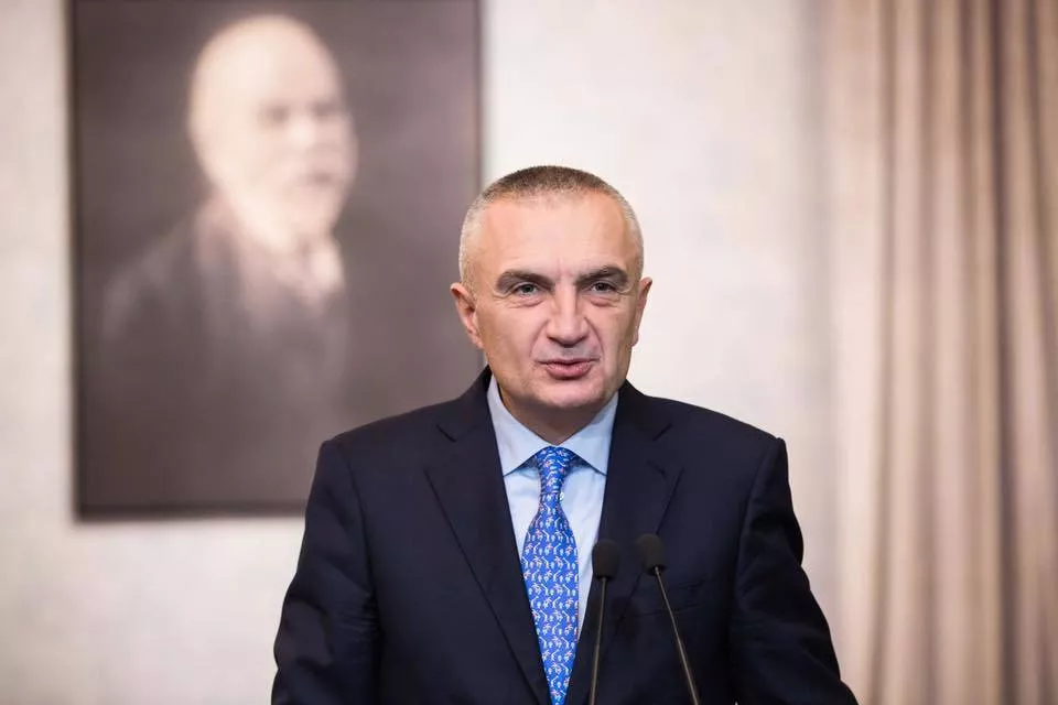 Rama bën monologje, tjetërkush vendos rregullat e lojës