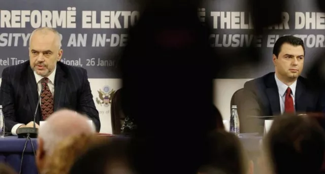 "Të panjohurat” e faktorizimit të një të dobëti të politikës