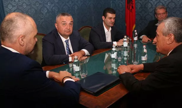 Mesazhe majtas dhe djathtas: E kaluara e një politikani nuk mund të mbajë peng vendin