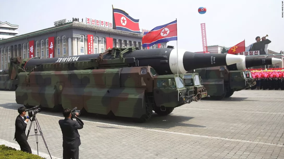 Korea e Veriut i befason të gjithë, nxjerr në paradë dy raketa të panjohura