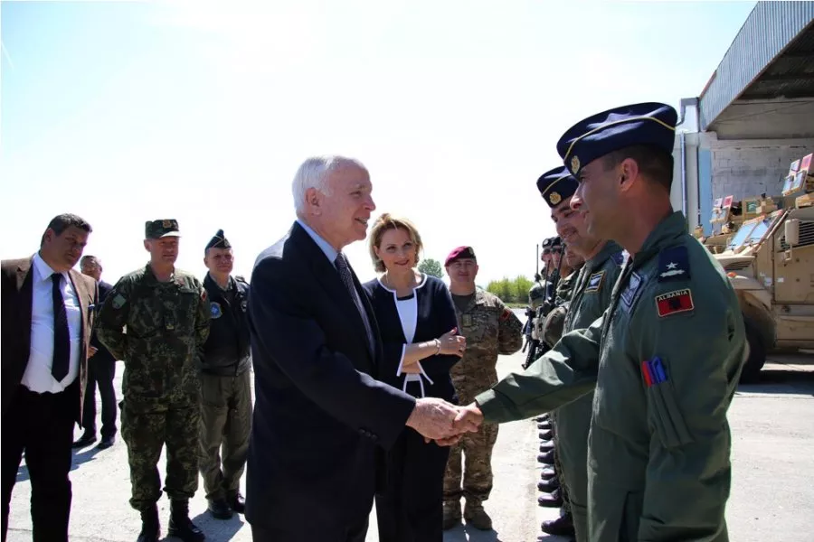 Foto/Senatori McCain mbërrin në Tiranë