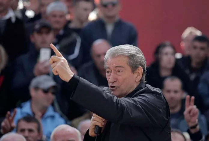 Berisha del në skenë: Do japim jetën për Revolucionin Demokratik