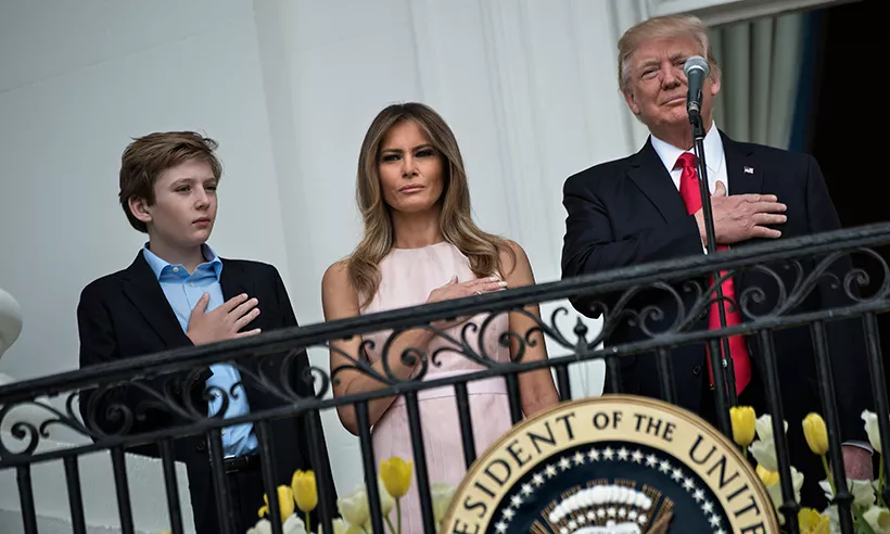 Videolajm/E shoqja, Melania, i kujton presidentit Trump: Dorën në zemër gjatë himnit!
