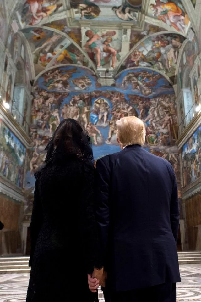 Donald dhe Melania Trump dorë për dore "nën Gjykimin e Fundit" në Vatikan