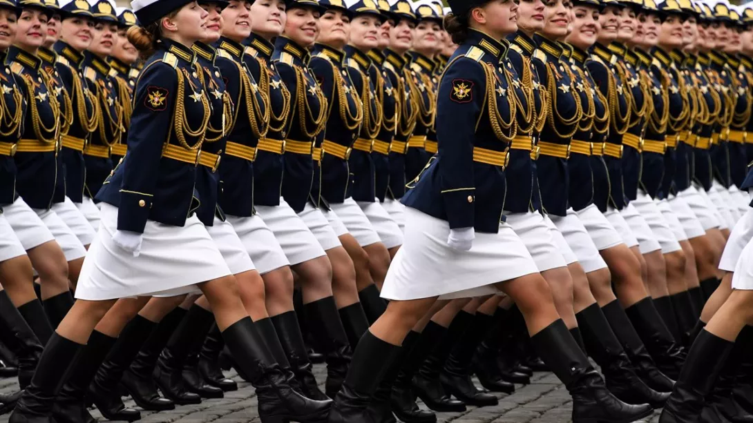 Sheshi i Kuq i Moskës, nën këmbët e vajzave të ushtrisë ruse